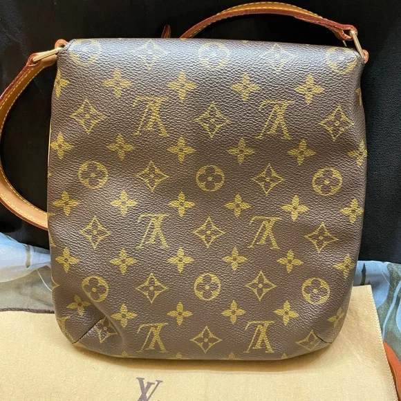 LOUIS VUITTON Monogram
Musette Salsa Shoulder Bag - Picture 2 of 12